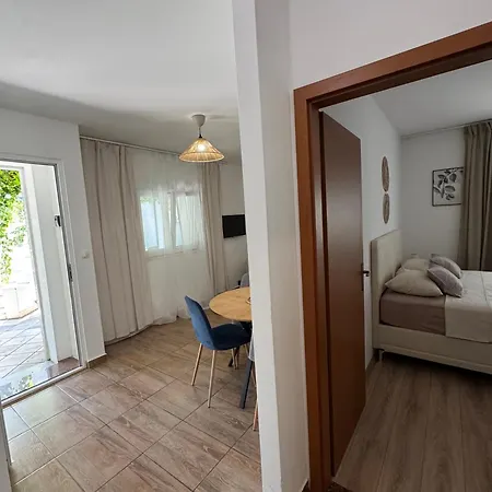 Laganini 2 - 50 M From The Sea Apartman *